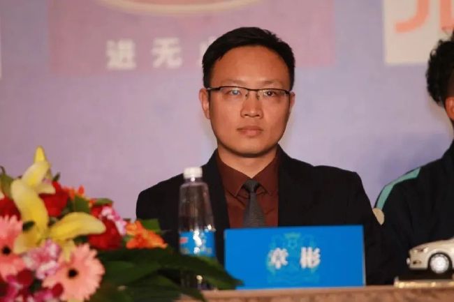 周霞劝着，目光瞥向骆风棠，温柔似水。